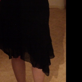 Černé asymetrické šaty na ramínka Pimkie