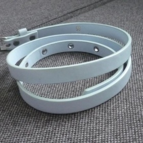 Bleděmodrý úzký pásek neznačková