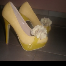 žlutá lodičky na platformě Metalika