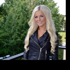 Černá kožená bunda se zlatými cvoky