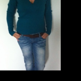 Zelený svetr s výstřihem Terranova