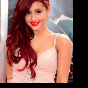 Červená barva podle Ariany Grande