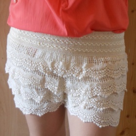 Bílé krajkové kratasy neznačkové