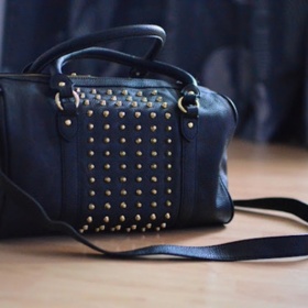 Černá studded kabelka HM