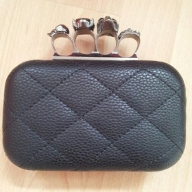 Černé psaníčko s prsteny Boxer