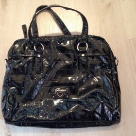 Černá lesklá kabelka Guess