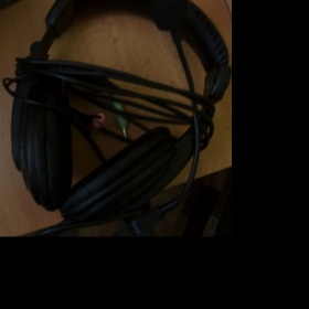 Černá sluchátka  Teac