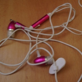 Růžovobílá sluchátka Apple - foto č. 1