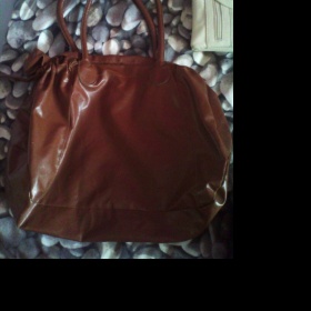 HNĚDÁ  lesklá Kabelka TRN