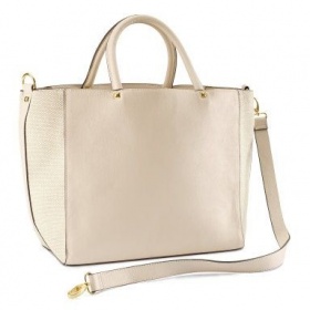 Černá kabelka s pevnou konstrukcí