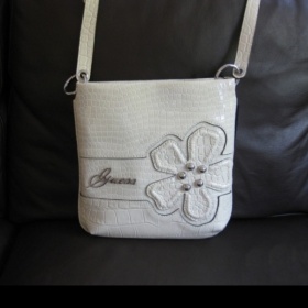 Bílá luxusni crossbody kabelka Guess