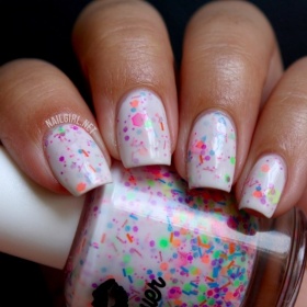 Lak podobný bílému s neonovými třpytkami