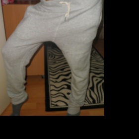 šedé harémkové tepláky H&М