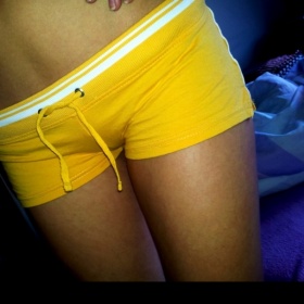 žluté kratásky Amisu