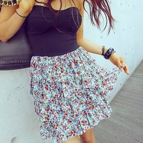 Letní šaty s květovanou sukní