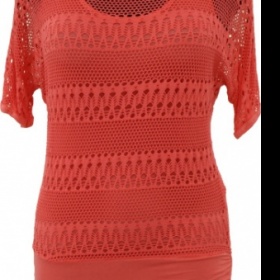 Průhledné tuniky, síťované topy, přehozy přes třička