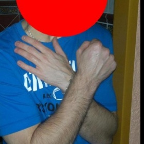 Chlupaté ruce u muže