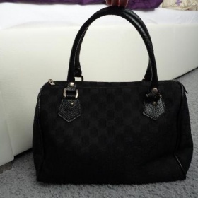 Kde koupit menší černou kabelku