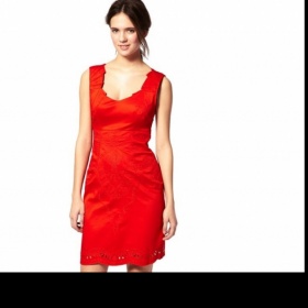 Doplňky k červeným šatům