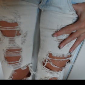 Světlé trhané džíny Terranova