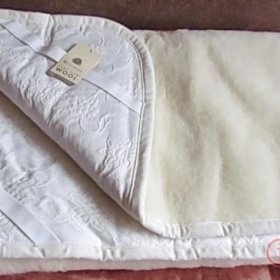 Bílá, béžová.. magnetická podložka do postele neznačková - foto č. 1