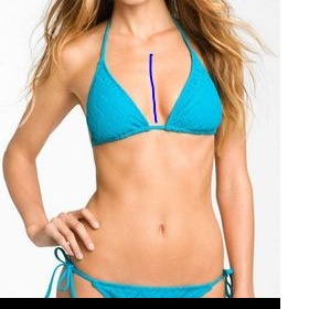 Plavky, které zakryjí jizvu ve výstřihu