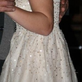 Kde sehnat béžové šaty s flitry?