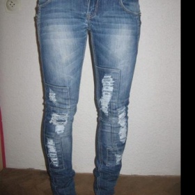 Tmavé rifle Bershka