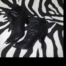 Černé látkové  boty na podpadku Young Spirit