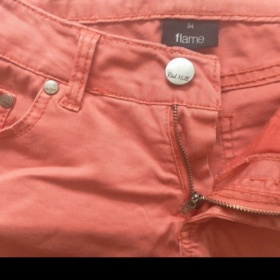 K čemu nosit cihlově červené rifle?