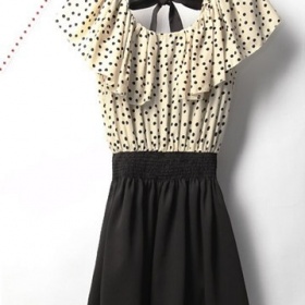 Jaký opasek k puntíkovým šatům?