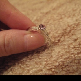 Prsten s růžovým kamínkem Avon - foto č. 1