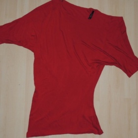 Červené asymetrické tričko Mohito - foto č. 1