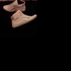 Bílé studded tenisky neznačkové