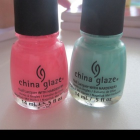 Neonový růžový a modrý lak China glaze