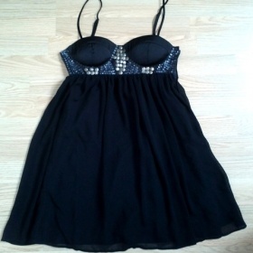 Černé šaty Lipsy - foto č. 1