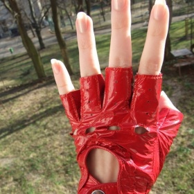 Červené lesklé bezprsté rukavice neznačková