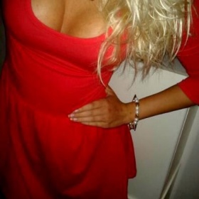 Červené šaty New Yorker - foto č. 1