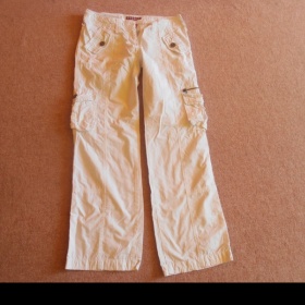 Bílé volné kalhoty neznačková