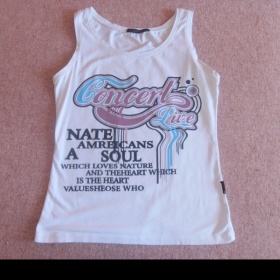 Bílý nátělník s nápisem J. Cavallo