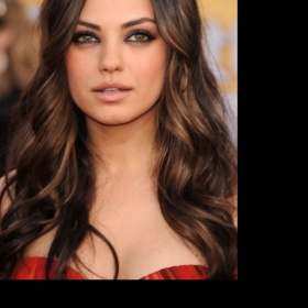 Ze středně hnědé na tmavou blond.