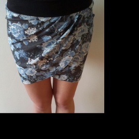 Šedo - modrá sukně s květovaným vzorem Divided