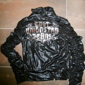 Černá  bunda S nápisem