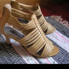 Béžové sandálky na podpatku neznačkové