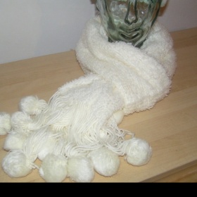 Bílá zimní šála s bambulkami neznačková