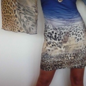 Modro tygrované šaty se šperkem ve výstřihu Italy Fashion - foto č. 1