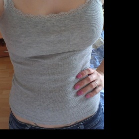 Šedé tílko s krajkou na zádech Orsay