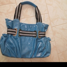 Modrá lesklá kabelka neznačková - foto č. 1