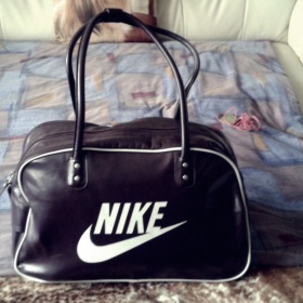 Fialová kabelka do ruky nebo prez rameno NIKE