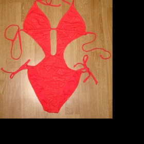 Červené monokiny Gate